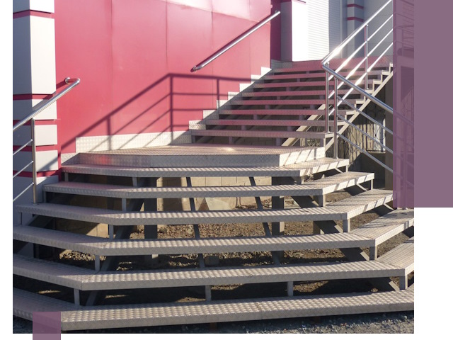 Лестницы для магазина в Аксае — изготовление и монтаж