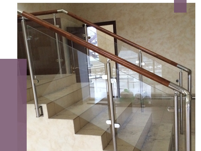 Комбинированные перила из металла и дерева в Аксае