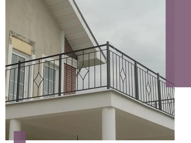 Изготовление балконных ограждений в Аксае из металла и стекла